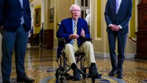 Thượng Nghị Sĩ Mitch McConnell Trở Lại Thượng Viện Sau 3 Tháng Vắng Mặt