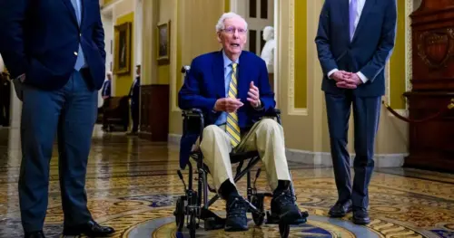 Thượng Nghị Sĩ Mitch McConnell Trở Lại Thượng Viện Sau 3 Tháng Vắng Mặt
