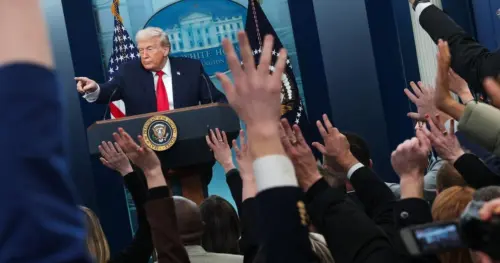 Tổng Thống Donald Trump Cấm Phóng Viên CNN, MS NOW, Politico Ra Khỏi Tòa Bạch Ốc