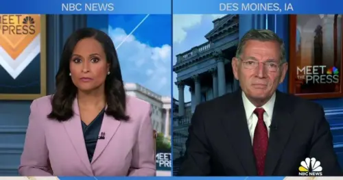 Thượng Nghị Sĩ John Barrasso nói việc Tổng Thống Donald Trump cấm các hãng truyền thông không vi phạm Hiến pháp Hoa Kỳ