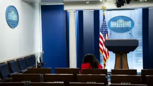 Thẩm Phán Liên Bang Chặn Lệnh Cấm Của Tổng Thống Donald Trump Đối Với CNN, MS Now và Politico
