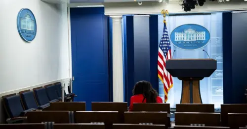 Thẩm Phán Liên Bang Chặn Lệnh Cấm Của Tổng Thống Donald Trump Đối Với CNN, MS Now và Politico