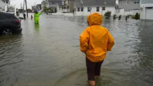 Bão Nor’easter mang mưa lớn, gió mạnh tràn về bờ Đông Hoa Kỳ