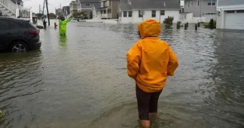 Bão Nor’easter mang mưa lớn, gió mạnh tràn về bờ Đông Hoa Kỳ