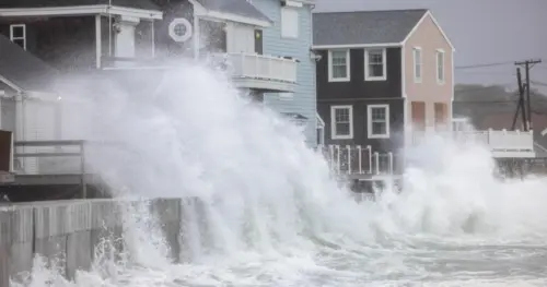 Bão Nor’easter mạnh đổ bộ nhiều khu vực bờ Đông Hoa Kỳ