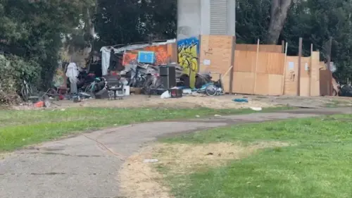 Khủng hoảng vô gia cư ở Oakland làm dấy lên câu hỏi về tội phạm, thực thi pháp luật và chính sách nhà ở