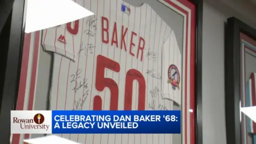 Nghệ sĩ bình luận Dan Baker tặng kỷ vật Phillies cho Đại học Rowan