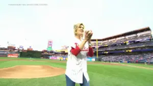 Cecily Tynan ném quả bóng khai cuộc đầu tiên tại trận đấu Phillies