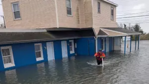 Cứu hộ 9 người và 1 chú chó khỏi các nhà nghỉ ngập lụt ở Nam Jersey vì bão Nor’easter