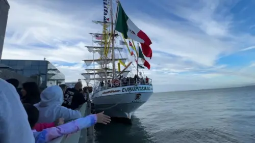 Hàng ngàn người xếp hàng dài chờ tham quan tàu Hải quân Mexico tại San Francisco