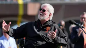 Bình luận viên huyền thoại của SF Giants, Mike Krukow, nghỉ hưu