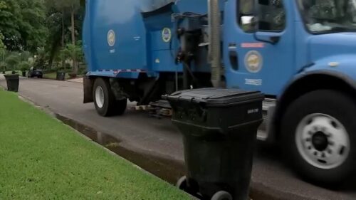 Phí rác thải thành phố Houston bị áp thuế bán hàng của tiểu bang