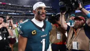 Cầu thủ Jalen Hurts của đội Eagles ủng hộ hệ thống làm mát cho trường Trung học Northeast