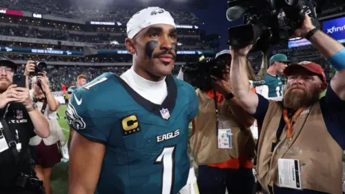 Cầu thủ Jalen Hurts của đội Eagles ủng hộ hệ thống làm mát cho trường Trung học Northeast