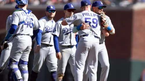 Dodgers Kết Thúc Mùa Giải Với Chiến Thắng Thứ 100, Đánh Bại Giants 5-1 Sau 10 Hiệp Đấu