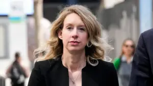 Elizabeth Holmes Sẽ Chuyển Đến Nhà Tạm Trú Vào Năm Tới