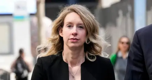 Elizabeth Holmes Sẽ Chuyển Đến Nhà Tạm Trú Vào Năm Tới