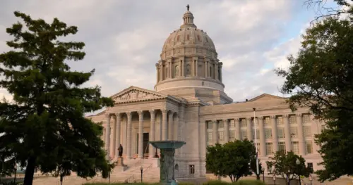 Tòa Tối Cao Hoa Kỳ và Tòa Liên Bang Đưa Ra Phán Quyết Trái Ngược Về Bản Đồ Cử Tri Missouri