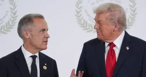 Tổng thống Donald Trump leo thang chiến tranh thương mại với Canada, cấm nhập một số xe hơi, sản phẩm sữa và rượu