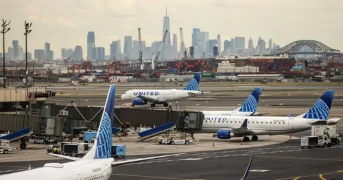 FAA ra lệnh dừng bay tại các sân bay Newark, Philadelphia và Teterboro