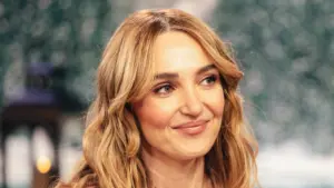 Saturday Night Live Thêm Diễn Viên Mới, Chloe Fineman Rời Show