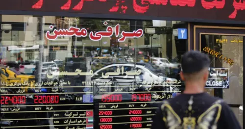 Iran tăng giá xăng cho người tiêu dùng nhiều nhất khi kinh tế gặp khó khăn