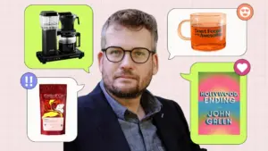 John Green ra mắt tiểu thuyết đầu tay sau gần 10 năm, chia sẻ những vật dụng thiết yếu khi viết
