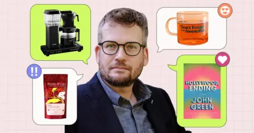 John Green ra mắt tiểu thuyết đầu tay sau gần 10 năm, chia sẻ những vật dụng thiết yếu khi viết