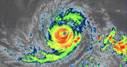 Bão Lowell đe dọa các đảo Hawaii với sóng nguy hiểm tính mạng