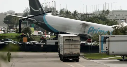 Máy bay chở hàng của Amazon bị trượt khỏi đường băng tại sân bay Miami, đâm vào nhiều phương tiện