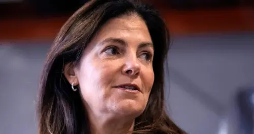 Thống Đốc Kelly Ayotte và Ứng Viên Cinde Warmington Đối Đầu Nhau Trong Cuộc Bầu Cử Thống Đốc New Hampshire