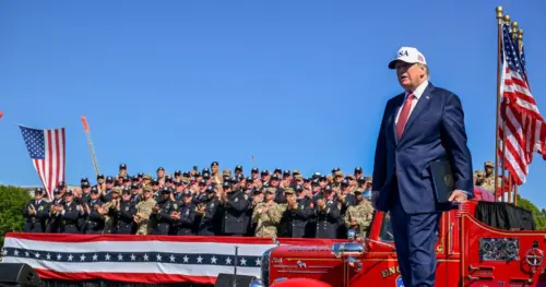 Tổng thống Donald Trump kể lại câu chuyện được lính cứu hỏa đưa ra khỏi khu vực gần Ground Zero
