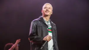 Macklemore bị hủy bỏ khỏi chuyến lưu diễn của Ed Sheeran sau khi chủ sở hữu đội Patriots Robert Kraft tổ chức tẩy chay