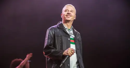 Macklemore bị hủy bỏ khỏi chuyến lưu diễn của Ed Sheeran sau khi chủ sở hữu đội Patriots Robert Kraft tổ chức tẩy chay