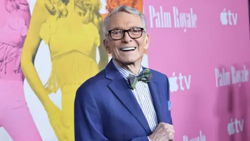 Bob Mackie, Nhà Thiết Kế Huyền Thoại Từng May Trang Phục Cho Cher và Diana Ross, Qua Đời Ở Tuổi 87