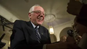 Thượng Nghị Sĩ Bernie Sanders và Steve Bannon Đồng Minh Về AI Do Con Người Kiểm Soát