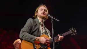 Nghệ sĩ đồng loạt rời tour của Ed Sheeran vì vụ Macklemore bị gạch tên