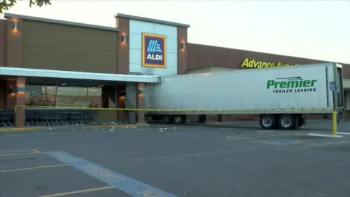 Xe tải đâm xuyên cửa hàng Aldi ở Nashville