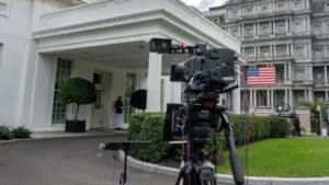 Nhà Trắng bị phản đối mạnh mẽ sau khi cấm phóng viên CNN, MS NOW và Politico