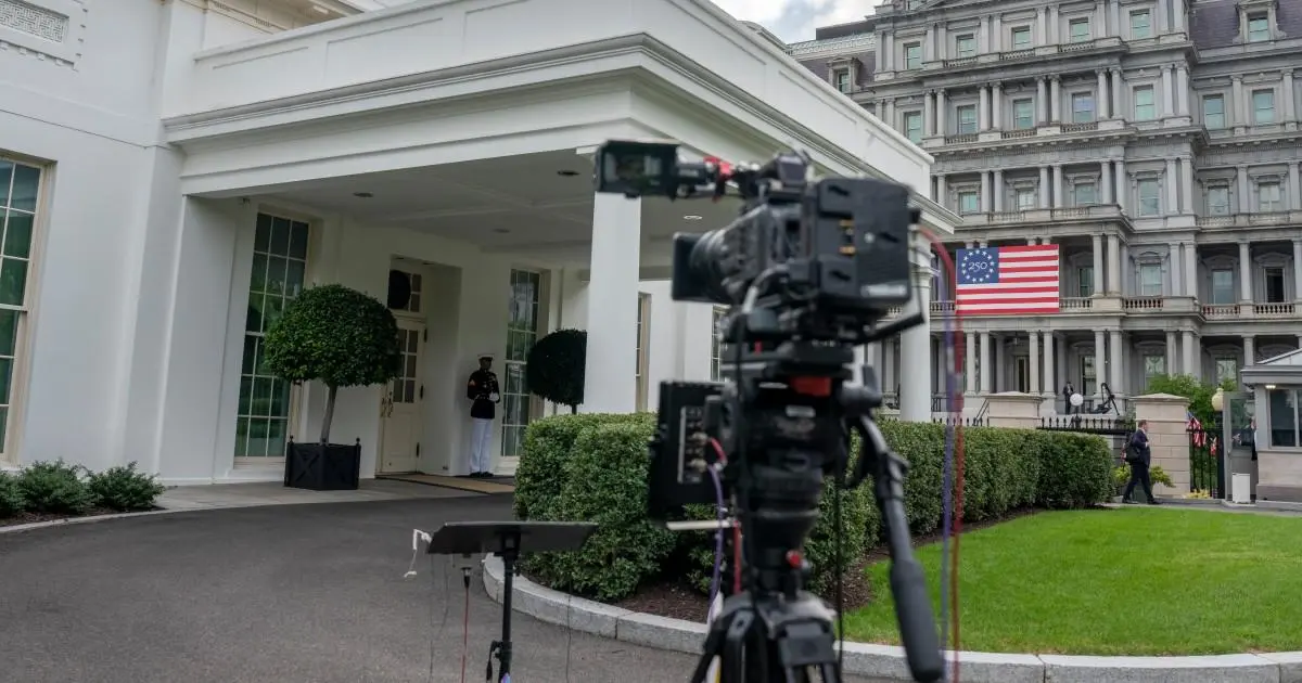 Nhà Trắng bị phản đối mạnh mẽ sau khi cấm phóng viên CNN, MS NOW và Politico
