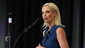 Dân biểu Ashley Hinson kêu gọi chấm dứt chiến tranh Iran dù từng bỏ phiếu ủng hộ Tổng Thống Donald Trump