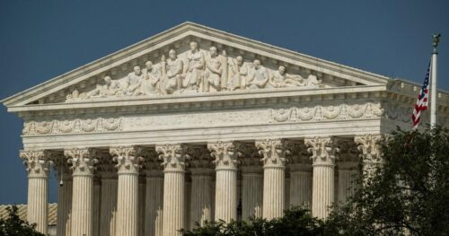 Tối Cao Pháp Viện Hoa Kỳ Cho Phép Chính Sách Trục Xuất Di Dân Sang Nước Thứ Ba Của Tổng Thống Donald Trump
