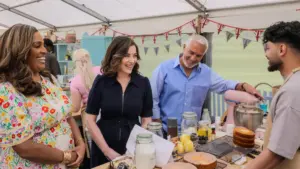 Dù làm giám khảo mới, ai cũng thấy cách ăn bánh của Nigella Lawson gây chú ý trên ‘Bake Off’