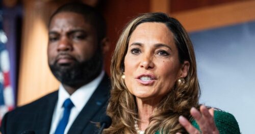 Khi các nghị sĩ Cộng hòa xa rời ông Trump, một người nhận ‘cú vả miệng’