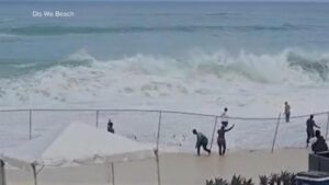 Video: Nỗ lực giải cứu người phụ nữ kinh hoàng khỏi sóng dữ ở Bahamas
