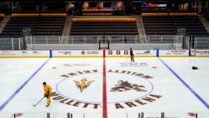Phụ huynh Cầu Thủ Khúc Côn Cầu Arizona State Muốn Huấn Luyện Viên Bị Đình Chỉ