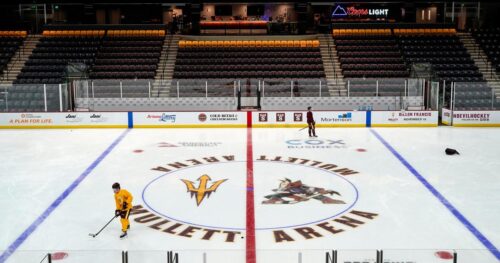 Phụ huynh Cầu Thủ Khúc Côn Cầu Arizona State Muốn Huấn Luyện Viên Bị Đình Chỉ