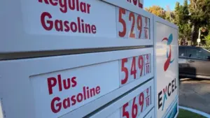 Giá xăng tại California tăng vọt trước dịp Lễ Lao Động
