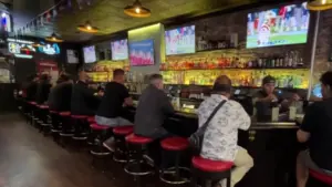 Các quán bar ở San Jose chuẩn bị đón khách khi mùa bóng bầu dục Mỹ bắt đầu