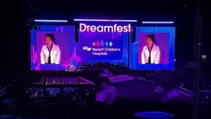 Usher và Gwen Stefani biểu diễn tại đại nhạc hội Dreamfest gây quỹ cho bệnh viện nhi